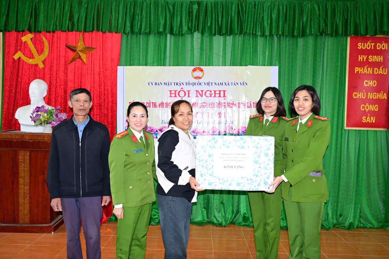 Hội Phụ nữ, Đoàn thanh niên Phòng Cảnh sát hình sự: sôi nổi nhiều chương trình thiện nguyện trao tặng quà  tại tỉnh Sơn La. 